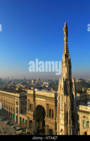 Vue sur Milan à partir du haut de la cathédrale Duomo di Milano (Italie) de la cathédrale de Milan. Banque D'Images