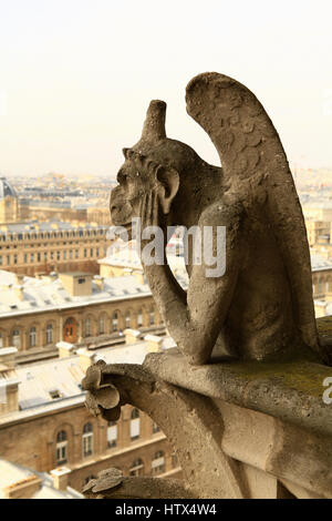 Gargouille sur le toit de Notre Dame Paris, France Banque D'Images