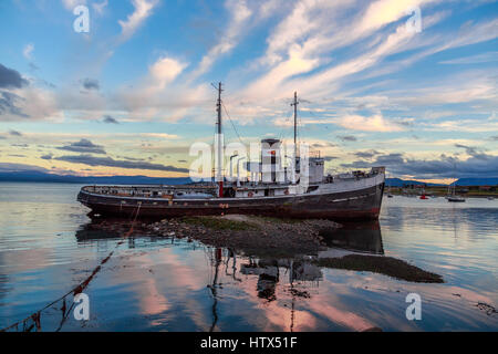 Vieux bateau à vapeur cassé échoué à terre dans une lumière de coucher de soleil, Ushuaia, Patagonie, Argentine Banque D'Images