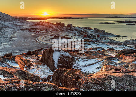 Beau coucher du soleil polaire, vue de la colline de Nuuk fjord et nouvelle banlieue de ville, Groenland Banque D'Images