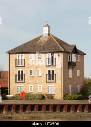 Un bloc d'appartements sur la rivière Colne à Rowhedge. Banque D'Images