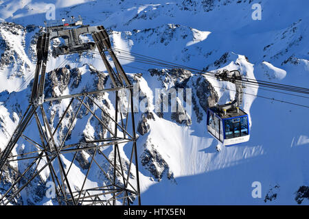 Gondola (téléphérique) voyageant du Pic du Midi dans les Pyrénées françaises, avec de spectaculaires paysages de montagne enneigé en hiver Banque D'Images