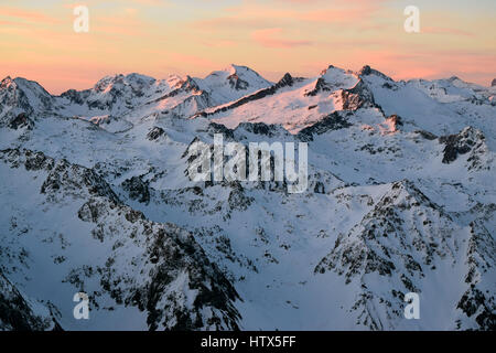 Hiver spectaculaire lever du soleil du haut du Pic du Midi dans les Pyrénées françaises, au-dessus de Grand Tourmalet. Jaune et orange ciel incroyable sur les montagnes Banque D'Images