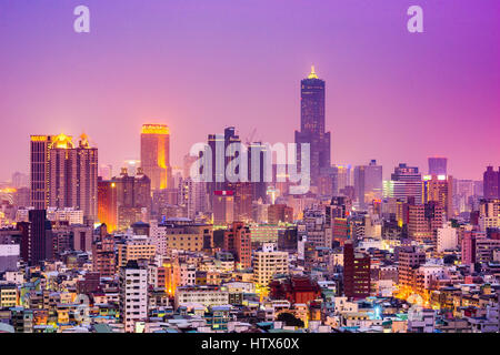 Kaohsiung, Taiwan Skyline au crépuscule. Banque D'Images