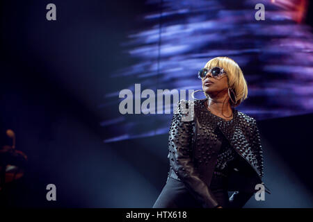 Mary J. Blige, chanteuse d'âme de R&B, porte une veste en cuir cloutée sur un corset noir avec des cheveux blonds et des lunettes de soleil Banque D'Images