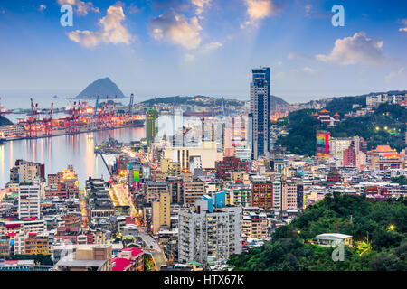 Ville de Keelung, Taïwan skyline au crépuscule. Banque D'Images