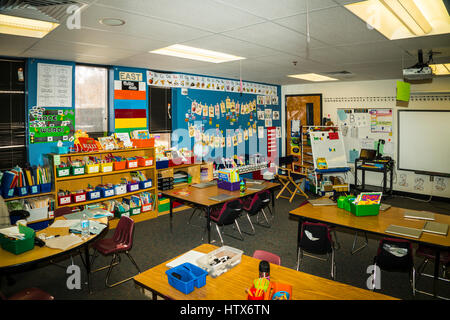 Classe de maternelle montrant le matériel pédagogique et les cartes de l'alphabet Banque D'Images