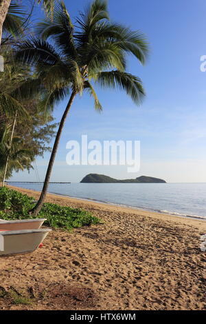 Palm Cove beach 7H Pas de vent tourné à partir de la location catamaran lieu passé que palmier vers la jetée avec Double Island au large de premier plan [Portrait] Banque D'Images