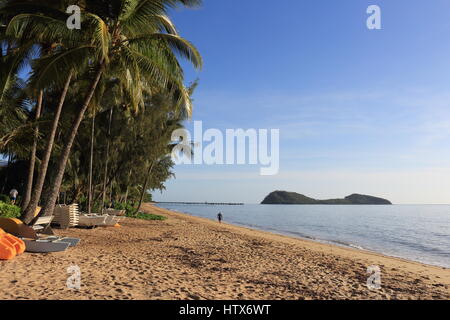 Palm Cove beach sur un matin encore, au nord de l'eau à l'aspect jouet voitures pointent vers la jetée de pêche, puis à l'étranger Double Island Banque D'Images