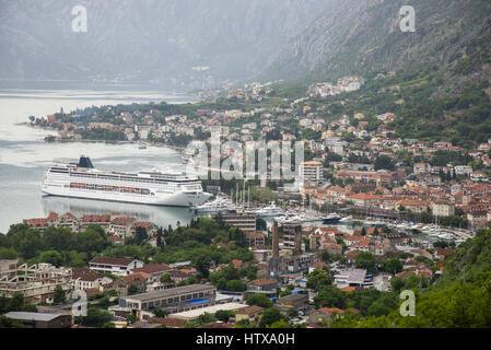 Paquebot amarré dans le port de Kotor au Monténégro Banque D'Images