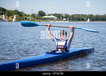 Le gagnant. Un garçon dans un club de rang en Pologne. Travail acharné sur un sport formulaire dans l'aviron et le canoë. Adolescent athlétique. Banque D'Images