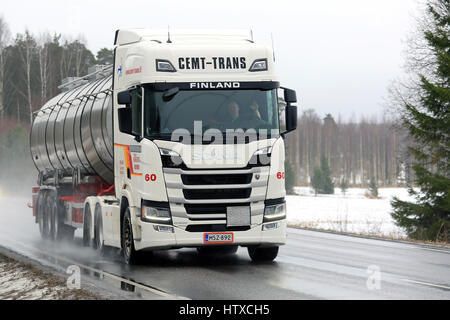 SALO, FINLANDE - le 10 mars 2017 : Blanc Scania R500 pour le transport ADR citerne semi sur la route sur un jour de pluie, brouillard dans le sud de la Finlande au printemps. Banque D'Images