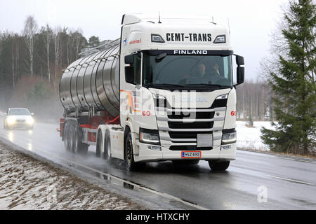 SALO, FINLANDE - le 10 mars 2017 : Nouvelle Génération blanc Scania R500 tanker semi pour l'ADR courriers d'Cemt-Trans se déplace le long de la route un jour de pluie de printemps. Banque D'Images