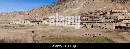 Petit village dans les montagnes du Haut Atlas au Maroc. Vue panoramique Banque D'Images