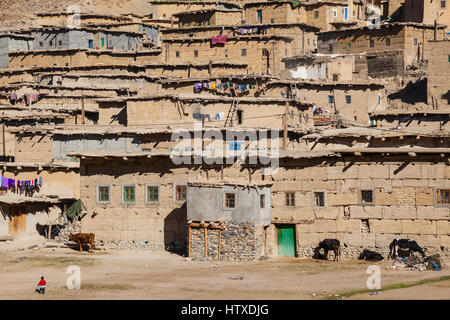 Partie de petit village dans les montagnes du Haut Atlas au Maroc. Construire avec des briques de boue Banque D'Images