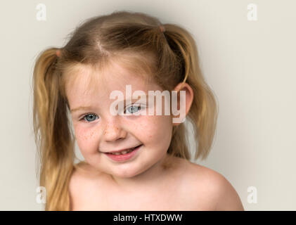 Portrait Petite Fille Torse Nu Smiling Photo Stock Alamy