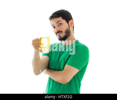 Offre d'hommes mug bier. Jeune homme portant des vêtements verts sur fond blanc, liés à la Saint Patrick. Banque D'Images