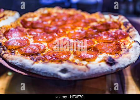 Pizza au pepperoni, closeup macro Banque D'Images