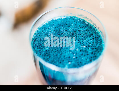 Gros plan macro de smoothie spiruline en verre avec bulles Banque D'Images