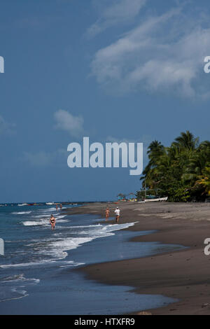 Martinique, Martinique, Le Carbet, plage de la ville et port de pêche, la côte est près de St Pierre, Banque D'Images