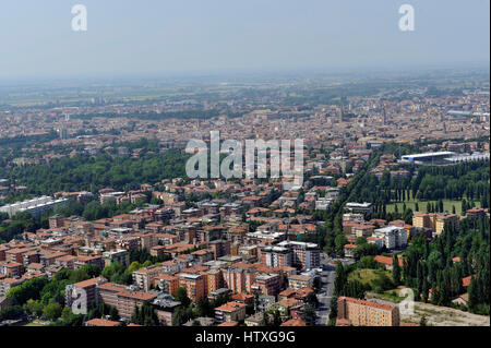 Vue aérienne de Parme avec la Piazza del Duomo, la cathédrale, le baptistère ; Pilotta, Taro, Tardini - Région Emilia Romagna, Italie Banque D'Images