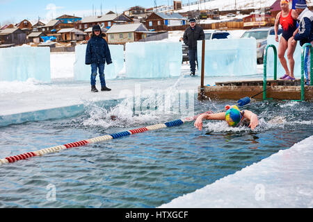 SAHYURTA ,Région d'Irkoutsk, RUSSIE - Mars 11,2017 : Tasse de Baikal. Piscine d'hiver. Papillon. Deux femmes en concurrence pour la vitesse Banque D'Images