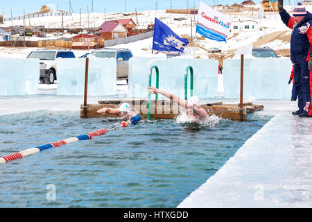 SAHYURTA ,Région d'Irkoutsk, RUSSIE - Mars 11,2017 : Tasse de Baikal. Piscine d'hiver. 25 mètres papillon. Les hommes Banque D'Images