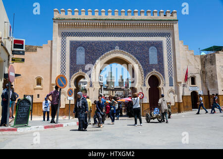 Fes, Maroc. Bab Boujeloud, entrée à Fès El-Bali, la vieille ville. Le minaret de la Medersa Bou Inania est dans l'arrière-plan, sur la gauche. Banque D'Images