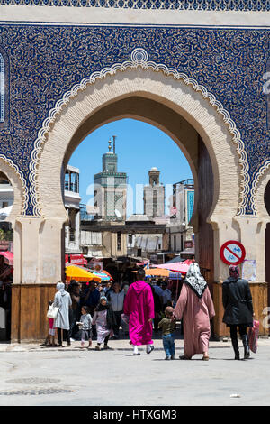 Fes, Maroc. Bab Boujeloud, entrée à Fès El-Bali, la vieille ville. Le minaret de la Medersa Bou Inania est dans l'arrière-plan, sur la gauche. Banque D'Images