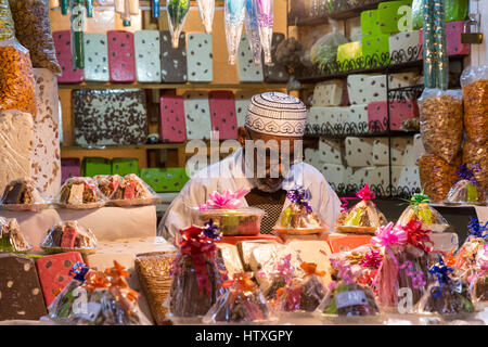 Fes, Maroc. Vendeur de nougat, Bonbons, friandises, et Tala'a rue Kabira, Fes El-Bali marché. Banque D'Images