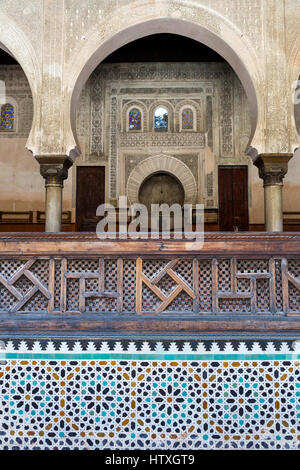 Fes, Maroc. Medersa Bou Inania. En regardant vers le mihrab de la salle de prière. Banque D'Images