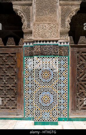 Fes, Maroc. Medersa Bou Inania. La conception géométrique, calligraphie, mosaïque et décoration en stuc. Banque D'Images