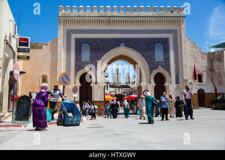 Fes, Maroc. Bab Boujeloud, entrée à Fès El-Bali, la vieille ville. Le minaret de la Medersa Bou Inania est dans l'arrière-plan, sur la gauche. Banque D'Images