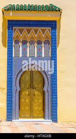 Fes, Maroc. Fenêtre sur le Dar El Makhsen, le palais du roi, Fes El Jedid. Banque D'Images