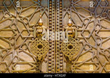 Fes, Maroc. Heurtoirs de porte en laiton sur le Dar El Makhsen, le palais du roi, Fes El Jedid. Banque D'Images