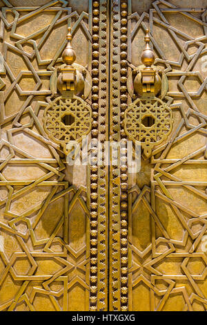 Fes, Maroc. Heurtoirs de porte en laiton sur le Dar El Makhsen, le palais du roi, Fes El Jedid. Banque D'Images