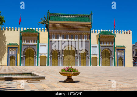 Fes, Maroc. Entrée de la Dar El Makhsen, le palais du roi, Fes El Jedid. Banque D'Images