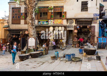 Fes, Maroc. Seffarine Square (Place Seffarine), le carré des métallurgistes. Banque D'Images