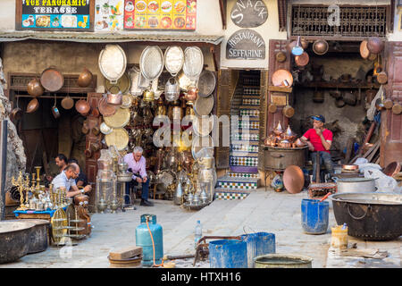 Fes, Maroc. Seffarine Square (Place Seffarine), le carré des métallurgistes. Banque D'Images