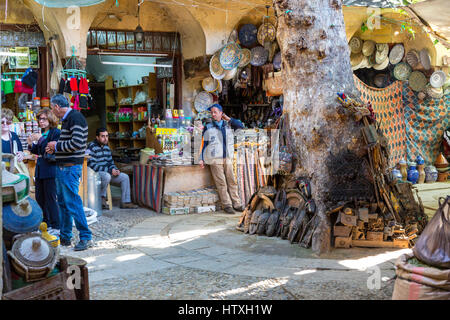 Fes, Maroc. Boutiques dans le souk du henné, Fès El-Bali, la vente de céramiques, des masques, et des articles divers. Banque D'Images