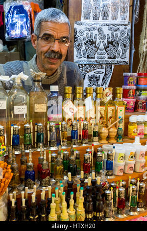 Fes, Maroc. Vendeur d'huile d'Argan, savons, Soins du corps et produits, boutique dans le souk du henné, Fes El-Bali. Banque D'Images