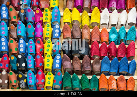 Fes, Maroc. Chaussons en cuir à vendre dans la médina. Banque D'Images