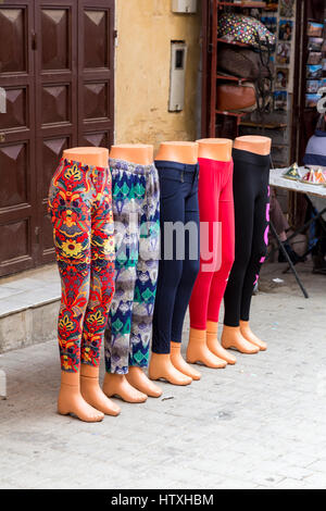 Fes, Maroc. Afficher les mannequins pantalons dans la médina. Banque D'Images