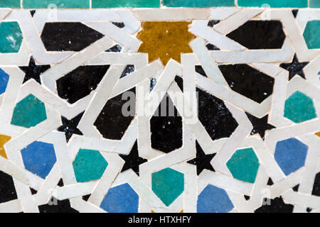 Fes, Maroc. Médersa Attarine, 14ème. Siècle. Mosaïque géométrique (zelliges). Banque D'Images