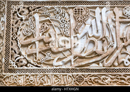 Fes, Maroc. Médersa Attarine, 14ème. Siècle. La calligraphie arabe en stuc. Banque D'Images