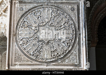 Fes, Maroc. Médersa Attarine, 14ème. Siècle. Décoration en stuc dans la colonne. Banque D'Images