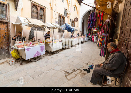 Fes, Maroc. Les vendeurs de nougat dans la médina. Banque D'Images