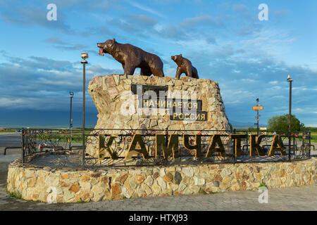 Sculpture d'ours sur le monument avec l'inscription : Ici commence la Russie - Kamchatka Banque D'Images