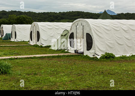 Tentes pour les touristes sur la source de la rivière Ozernaya Kurile sur lac. Au sud du Parc Naturel du Kamtchatka. Banque D'Images