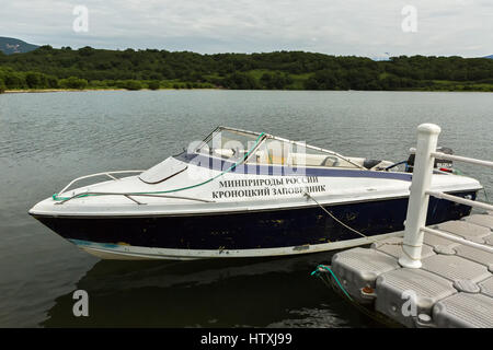 Bateau de Moteur de la protection de la nature Réserve Kronotsky est amarré à la jetée sur le lac Kuril. Banque D'Images